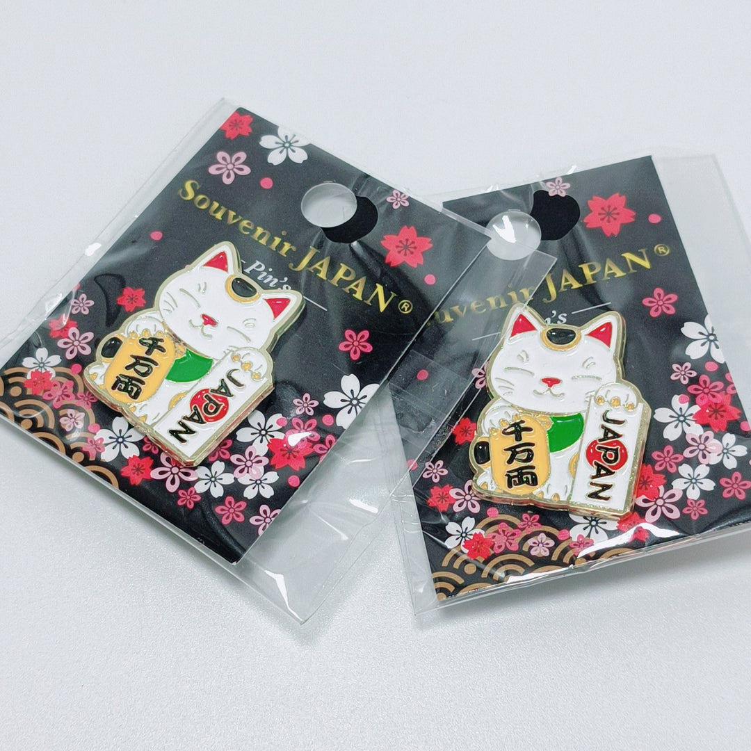 Pin's souvenir du Japon (chat porte-bonheur)