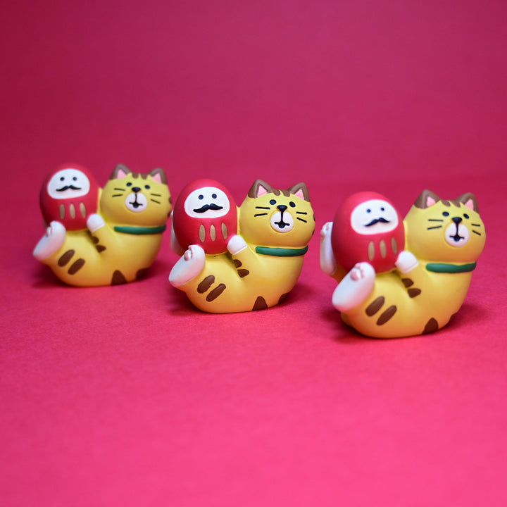 concombre Yuka Saji Kicking Cat Daruma Mini Figure