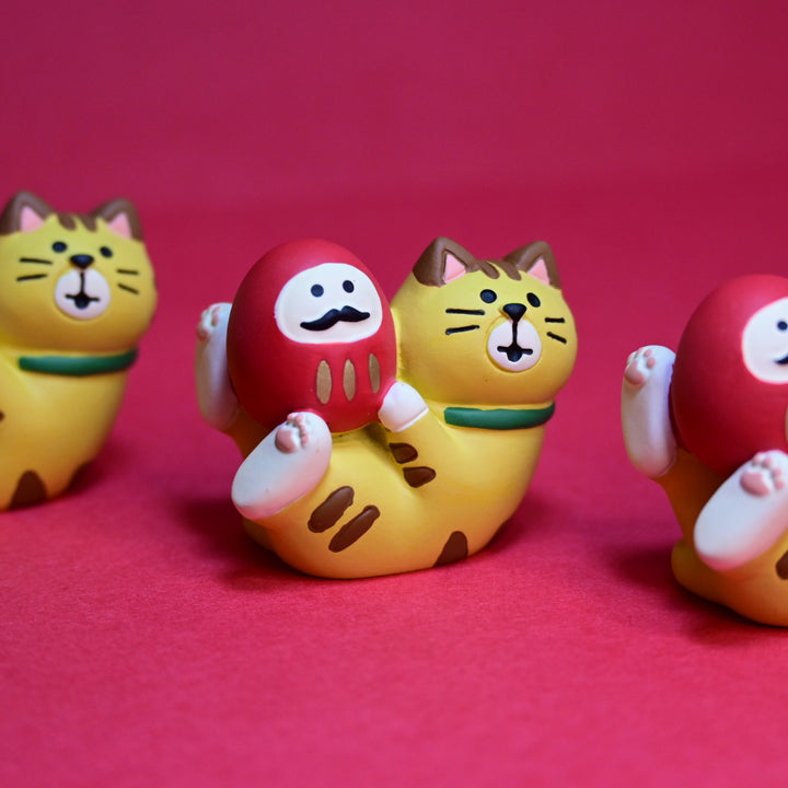 concombre Yuka Saji Kicking Cat Daruma Mini Figure